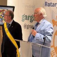 Rotary Club de Huesca presenta el Vino Solidario Enate con etiqueta policromática de Pepe Labarta